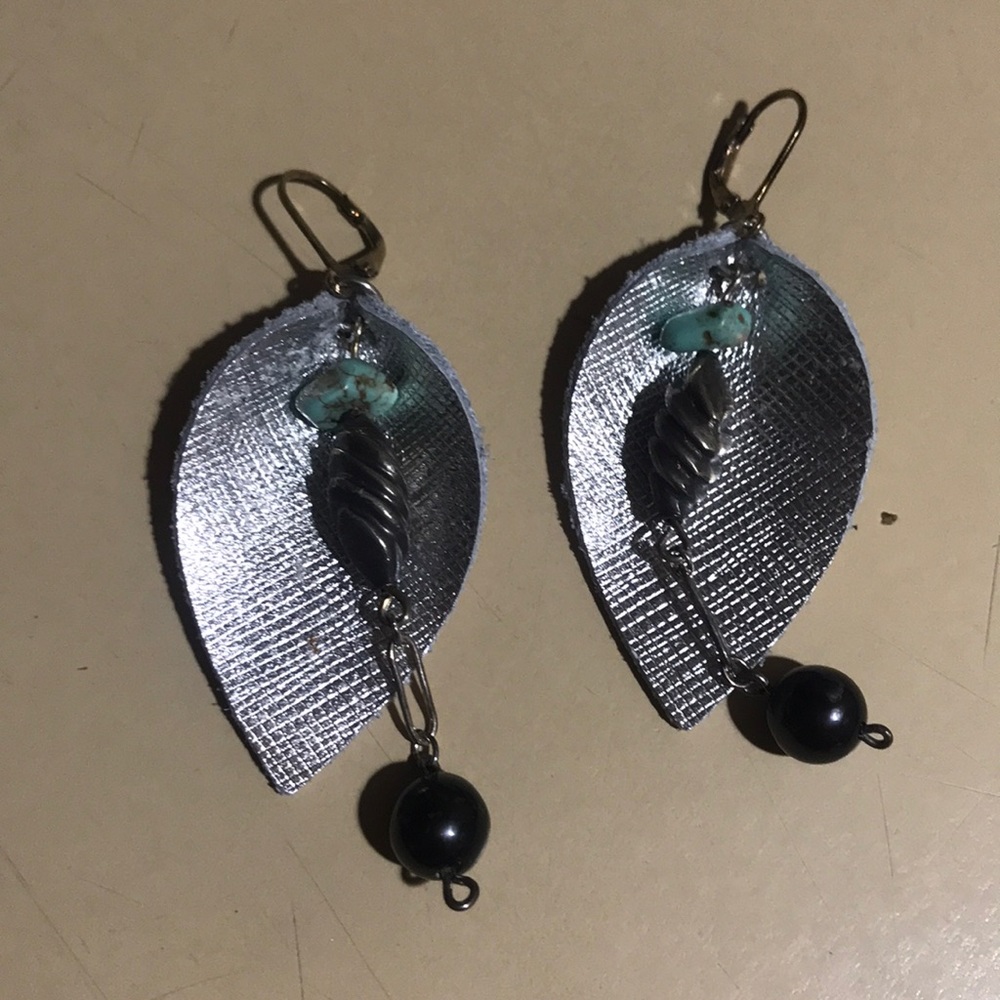 3/$20 🌟Silver faux leather pearl earrings